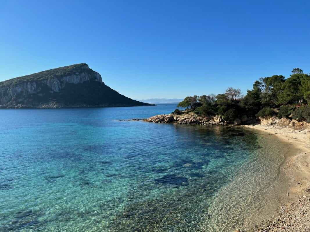 Cala Moresca y la isla de Figarolo