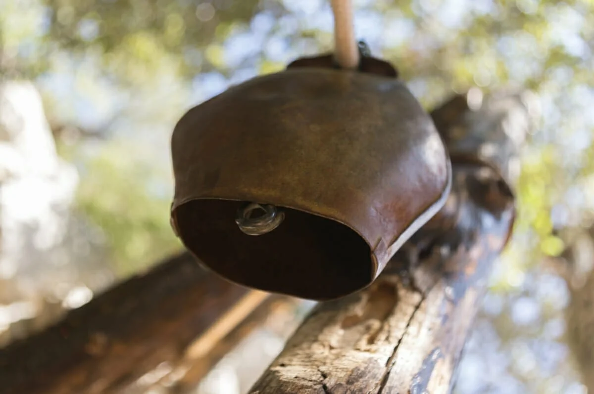 Glocke am Eingang von Tiscali