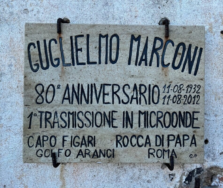 Plaque commémorative Guglielmo Marconi Capo Figari