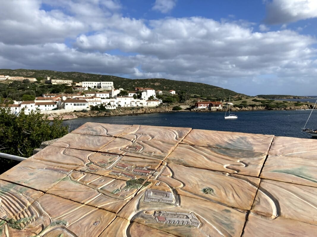 Mapa con vistas a la isla de Cala D Oliva Asinara