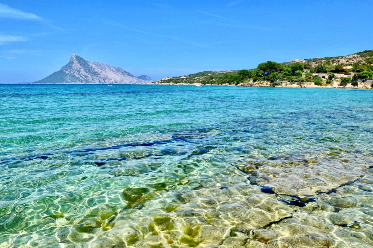 Mar azul con el amplificador Tavolara de fondo