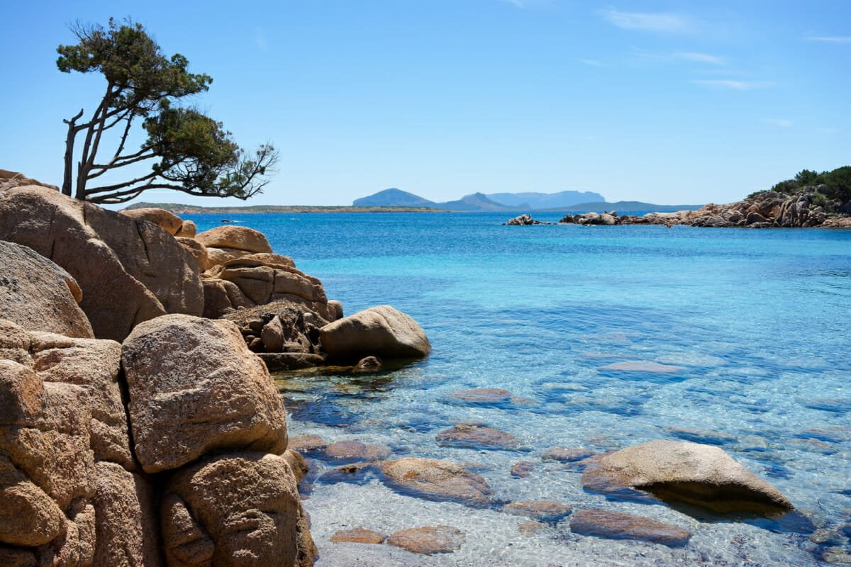 Spiaggia in Costa Smeralda con vista su Capo Figari