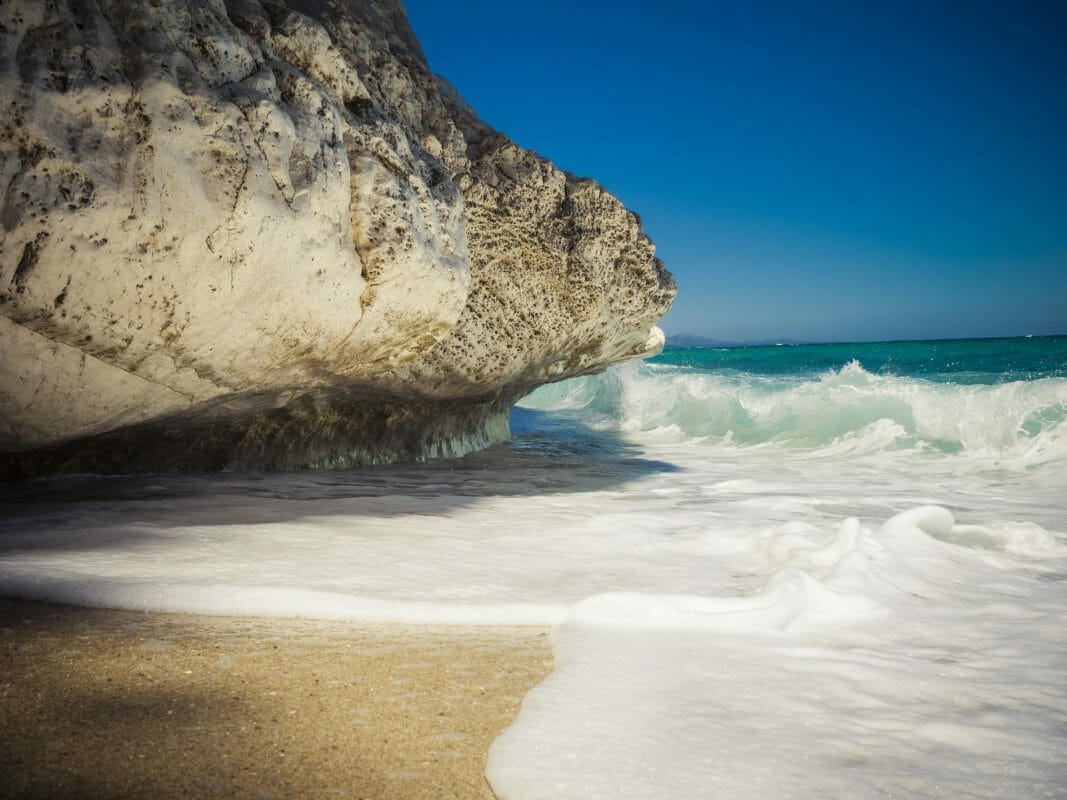 Mer et rochers sur la côte de Cala Gonone