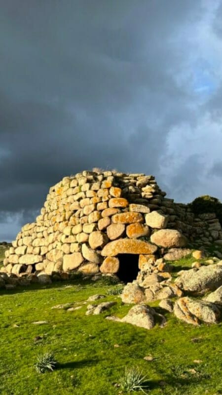 Nuraghe Izzana, cerca de Aggius (Norte de Cerdeña)