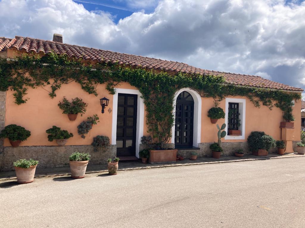 San Pantaleo, Casa